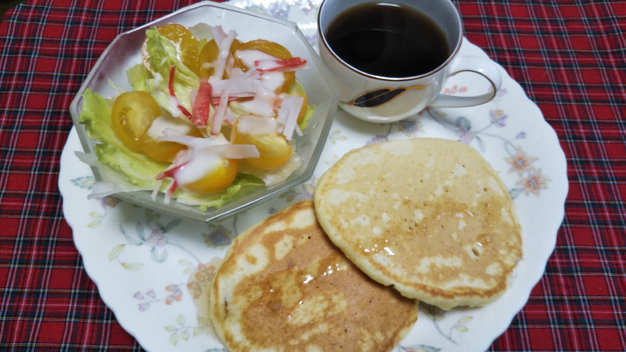 ホットケーキとサラダとアミノコラーゲン入りコーヒー