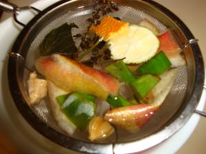 ほっと一息 残り物でフルーツハーブティ