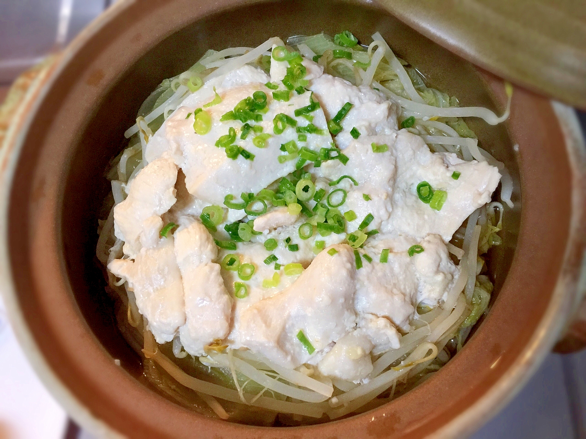 塩麹でやわらか♡鶏ムネ肉と白菜の土鍋蒸し