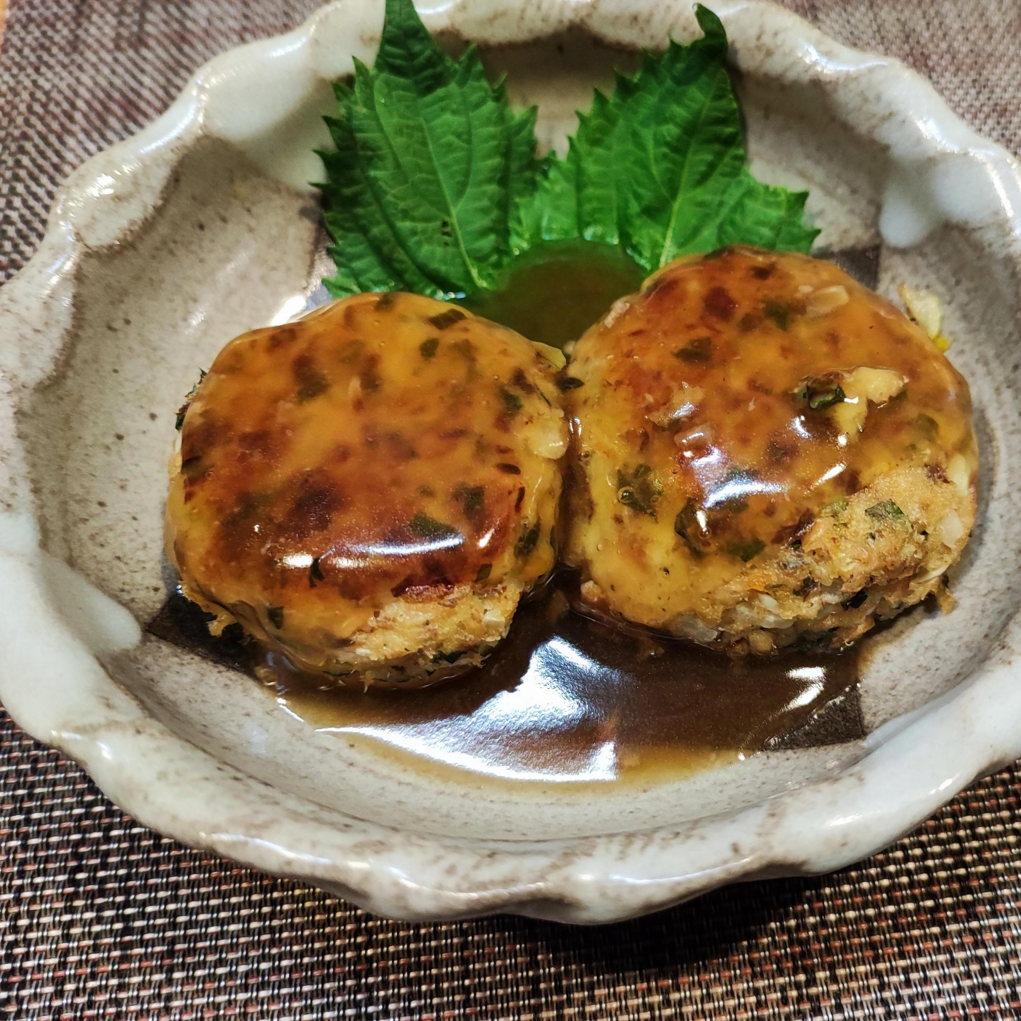 青じそ入り鯖&鮭缶ハンバーグのあんかけ