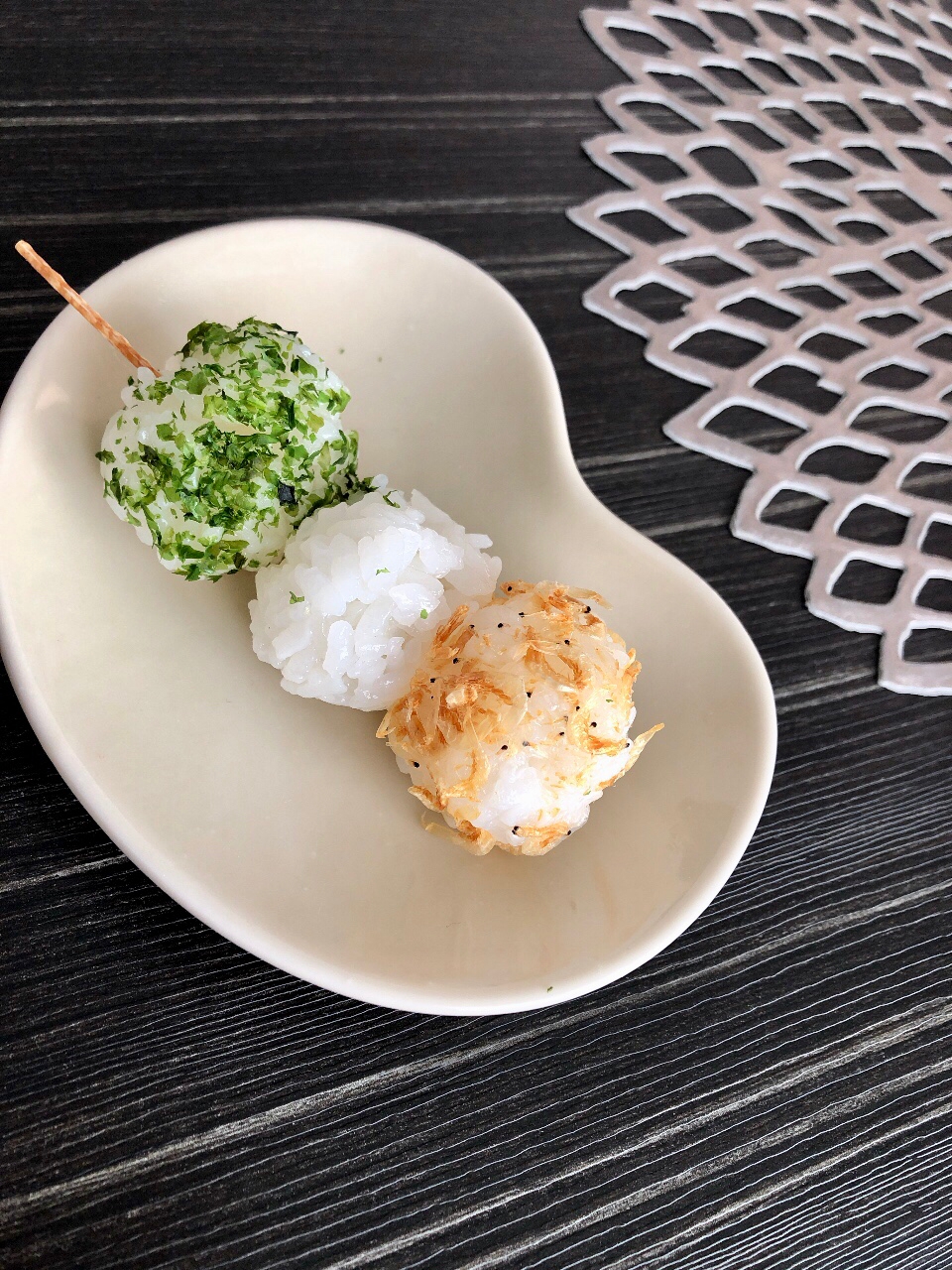 三色団子風☆串まで食べれる一口サイズのおにぎり