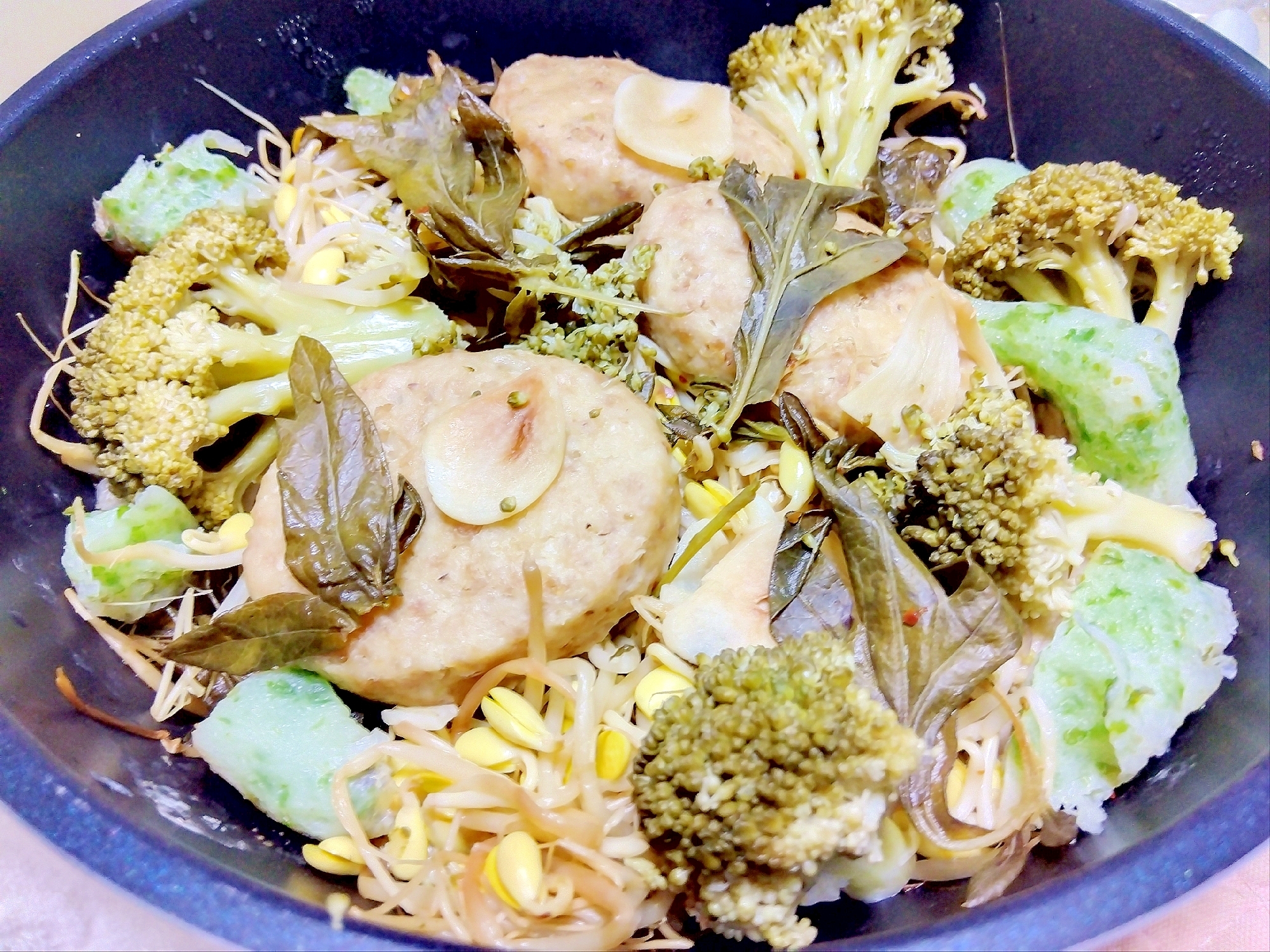 鶏つくね豆もやしフーチバー蒟蒻ブロッコリー蒸し煮