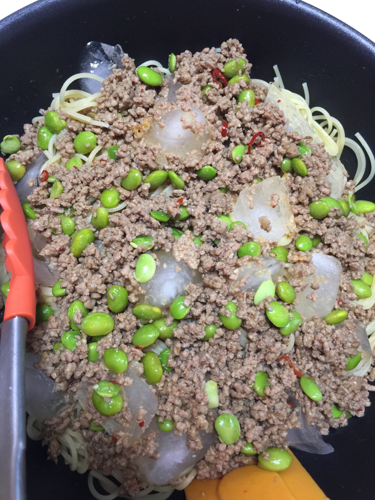 ひき肉とむき枝豆のパスタ