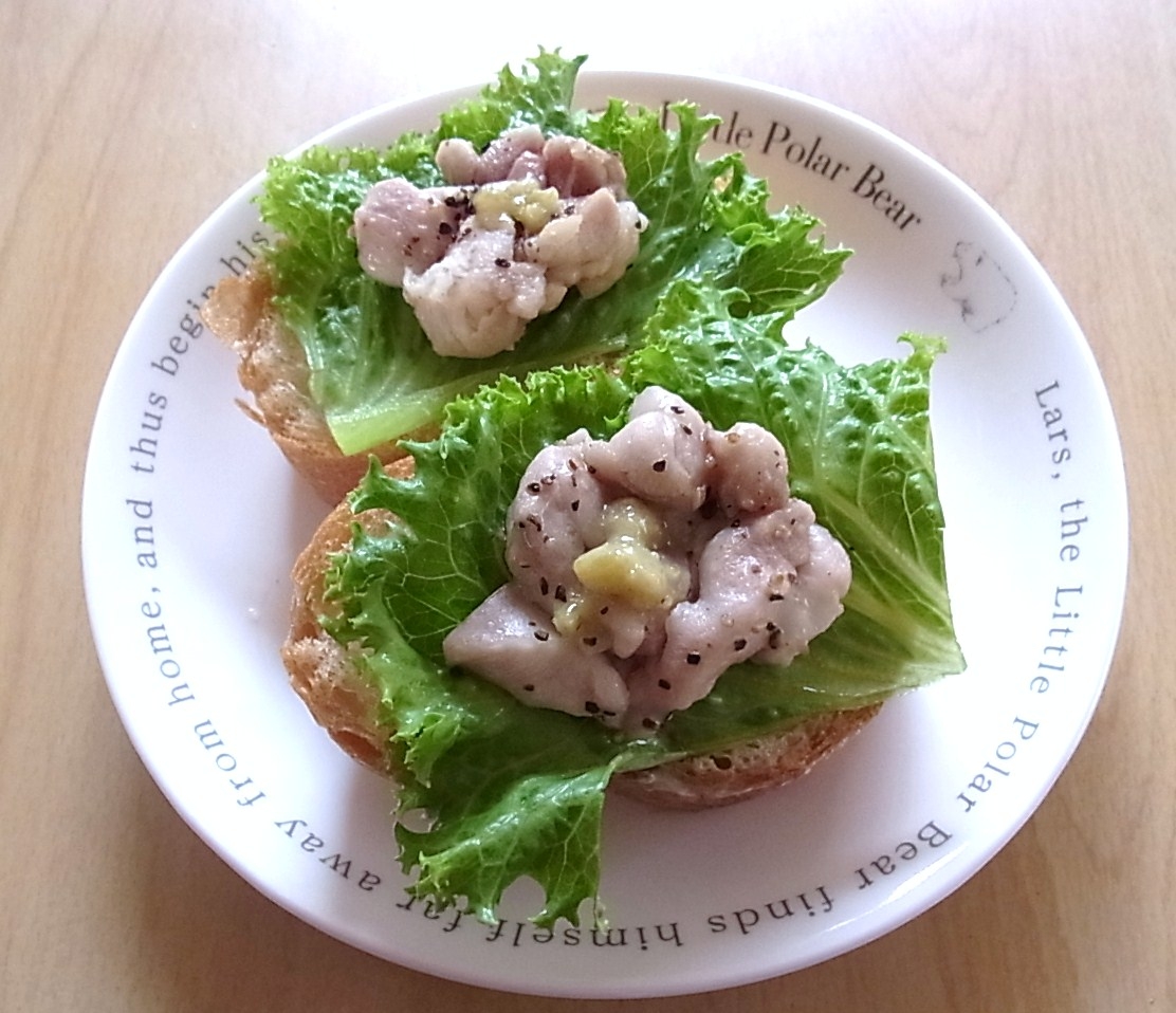 鶏肉とリーフレタスのオープンサンド