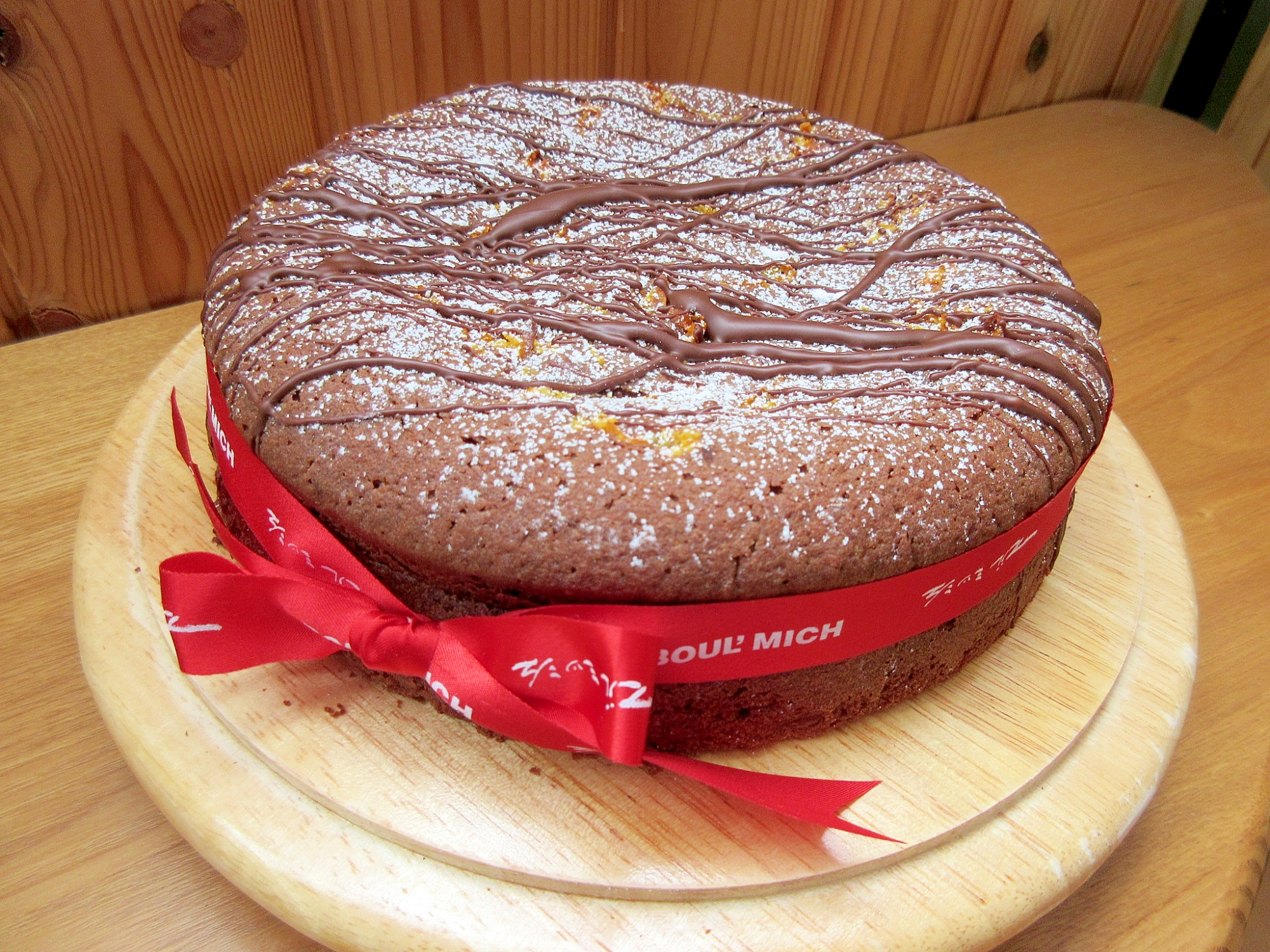 木製ボードにのったガトーショコラ