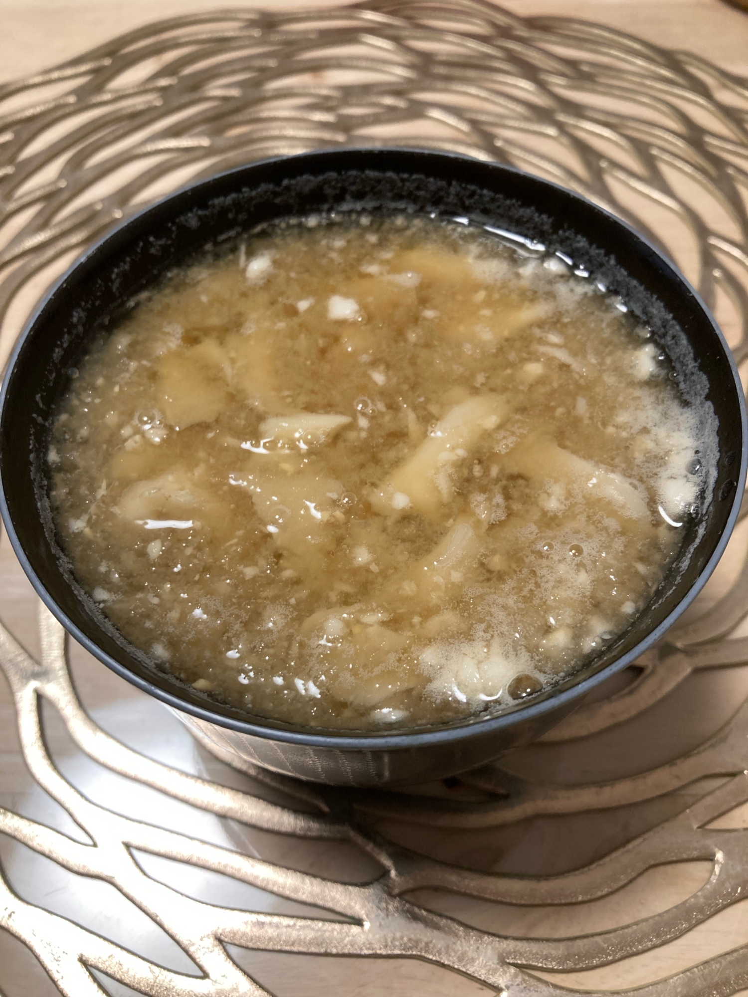 お椀に盛られた舞茸のみぞれ汁