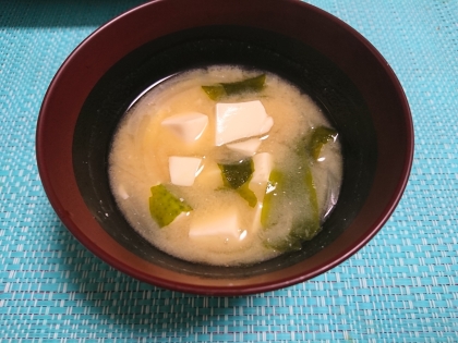 豆腐と玉ねぎとワカメのお味噌汁