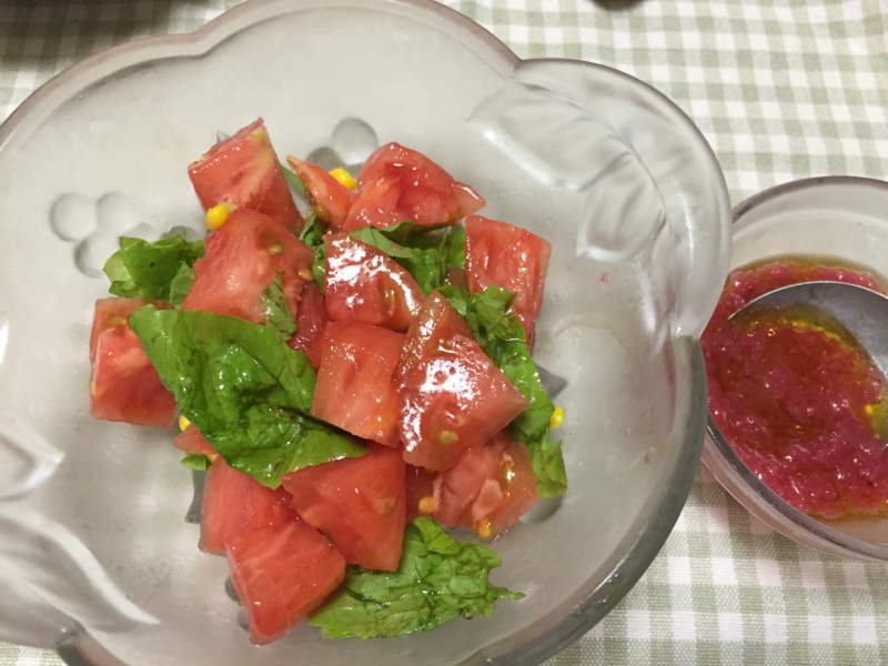 トマトとサラダ菜の赤玉ねぎドレッシング