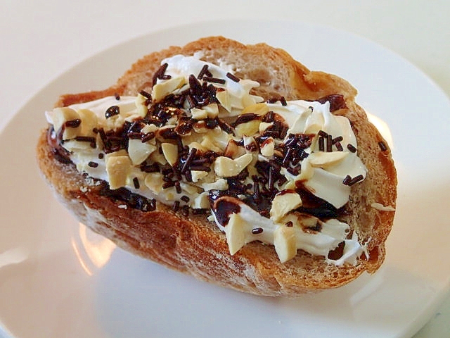 ホイップとカシューナッツとチョコのフランスパン