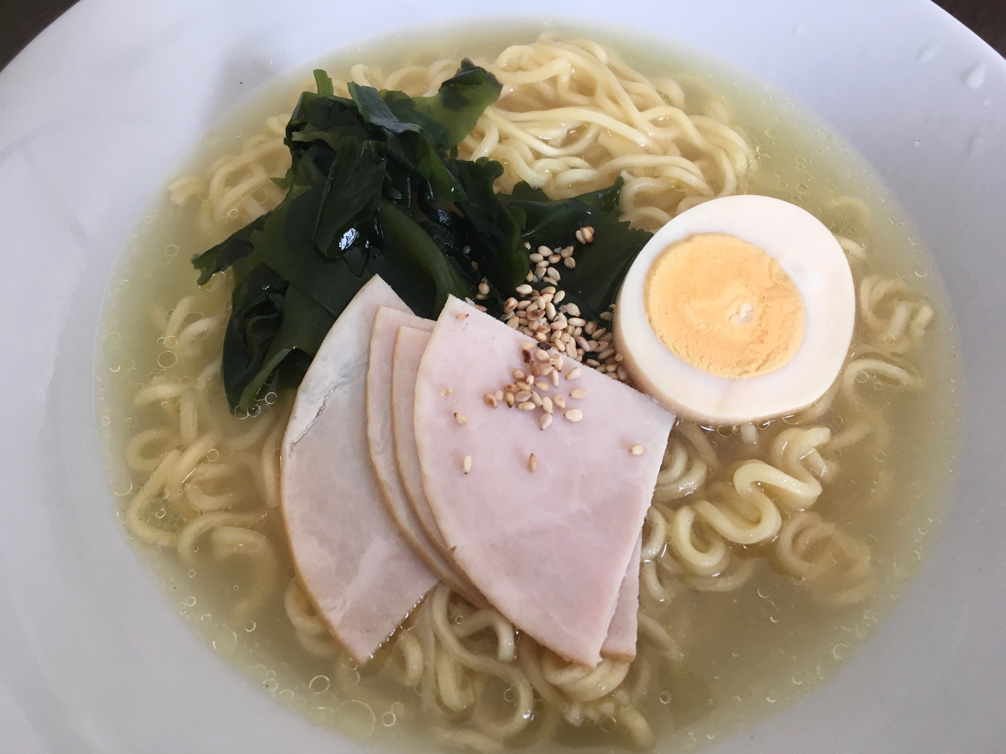 ハムとわかめと卵の塩ラーメン