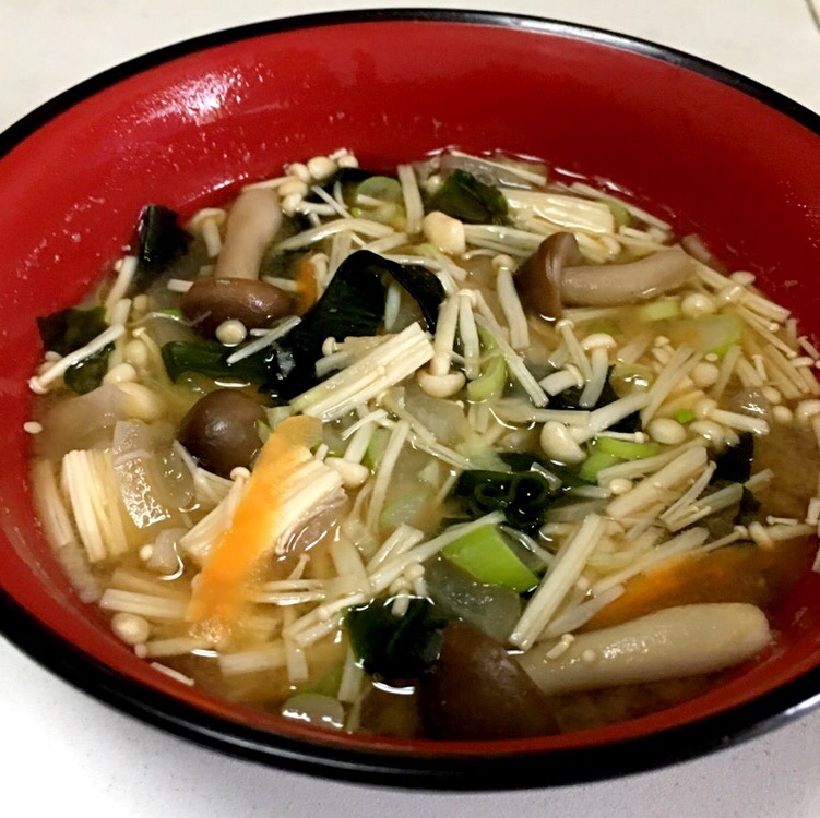 残り野菜で具沢山お味噌汁