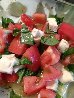 朝食に!トマトとカマンベールとバジルのサラダ