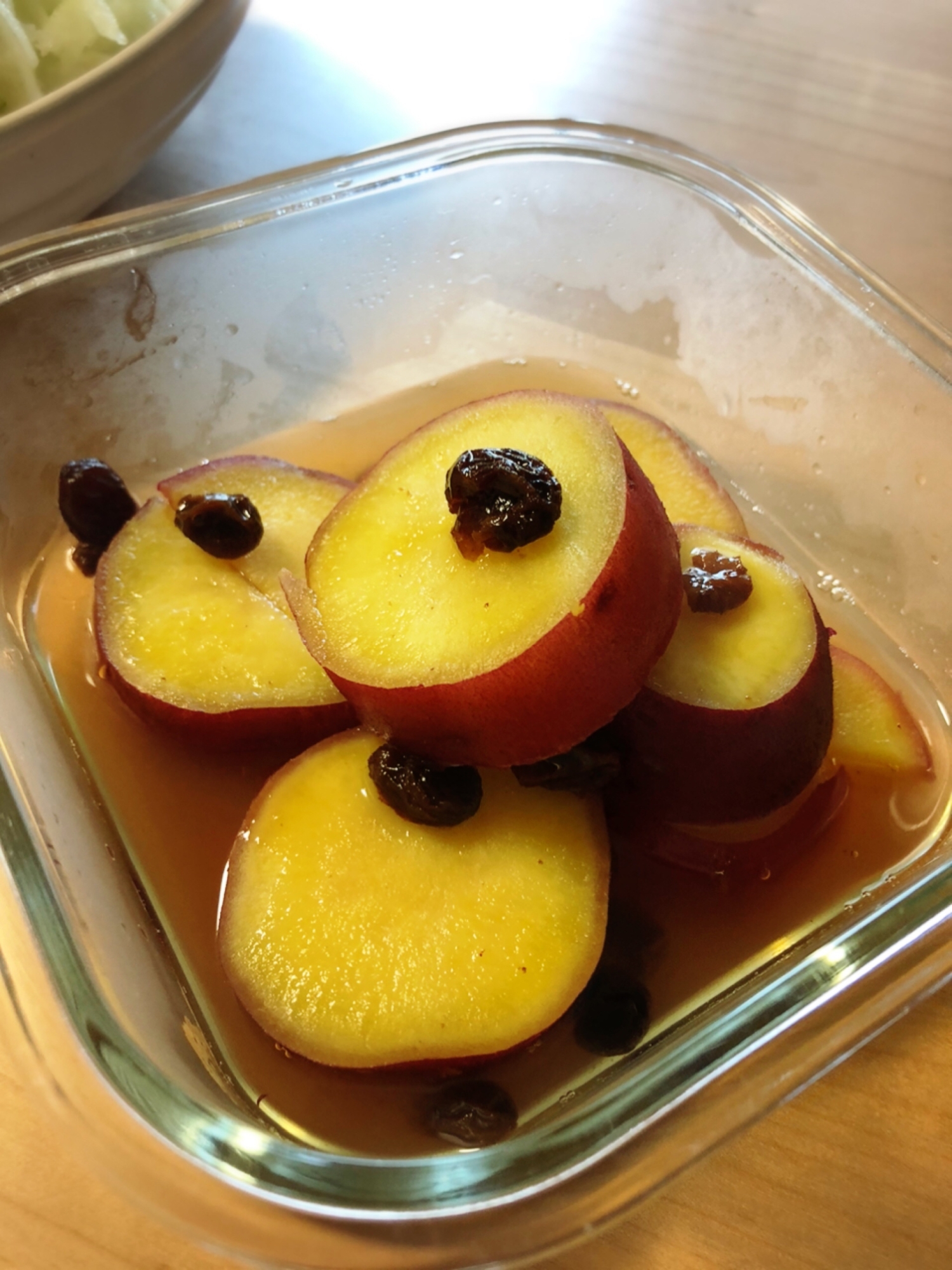 器に盛られた、さつまいものはちみつレモン煮