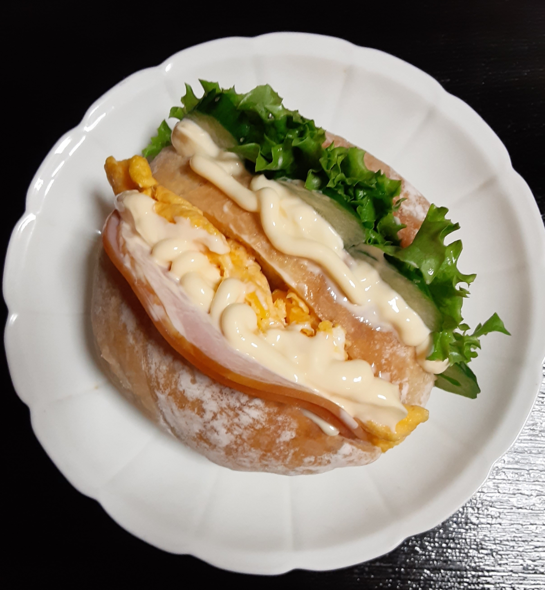 ライ麦ロールパン de ハム卵野菜サンド