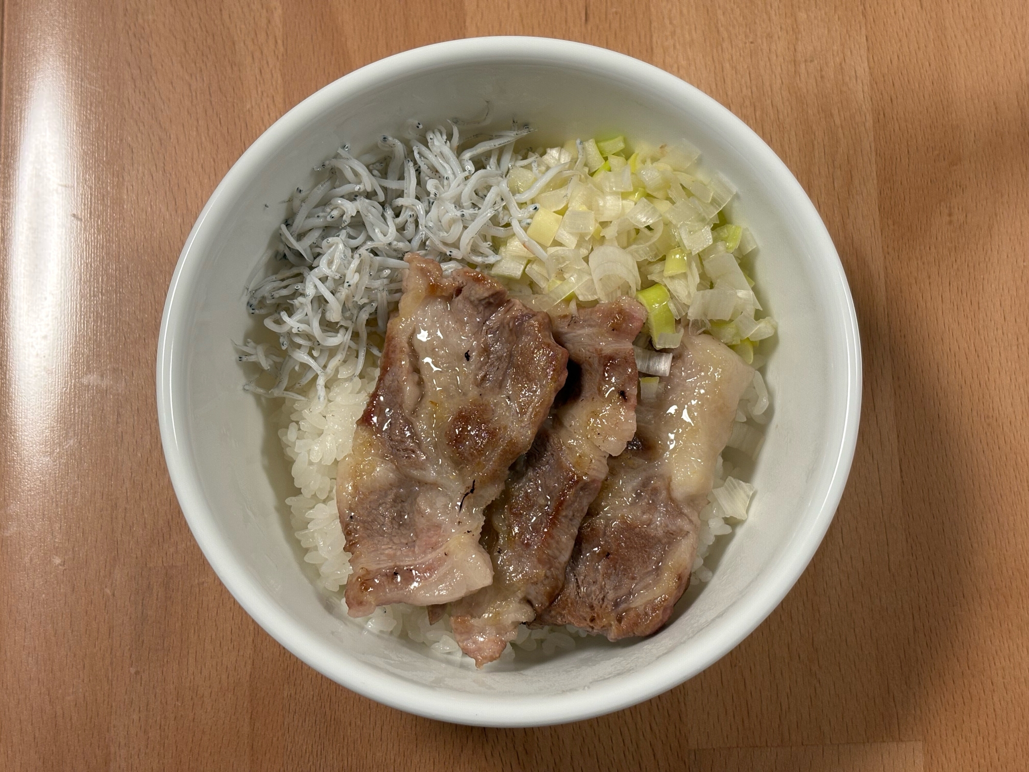 豚肩ロースとねぎとしらす丼
