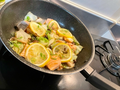 【簡単ヘルシー♪】鮭と野菜のさわやかレモン蒸し