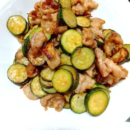 ズッキーニをいただいたので作りました。マヨしょうゆ美味しいですね(o^∀^o)家族にも好評でした！細めのズッキーニだったので輪切りにしてみました。