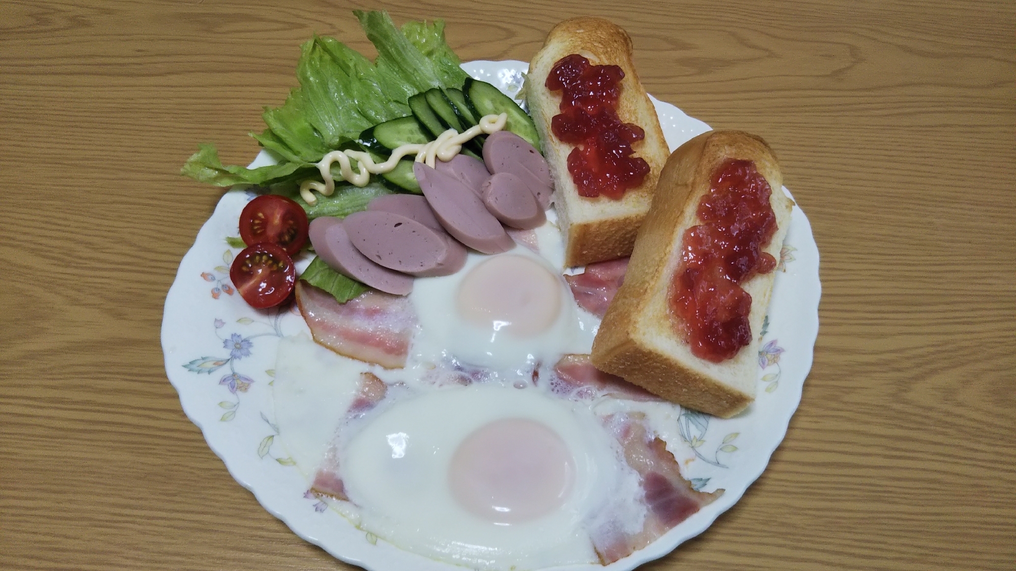 ベーコンエッグとジャムトーストとギョニソサラダ☆