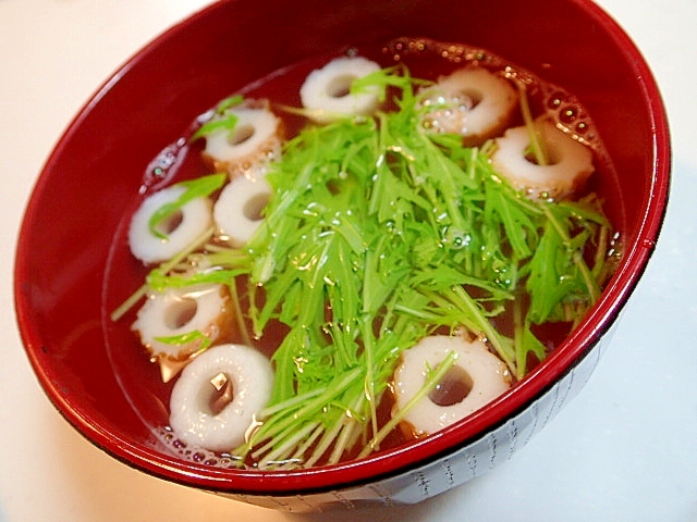 かつおと貝柱だしで　竹輪と水菜のお吸い物