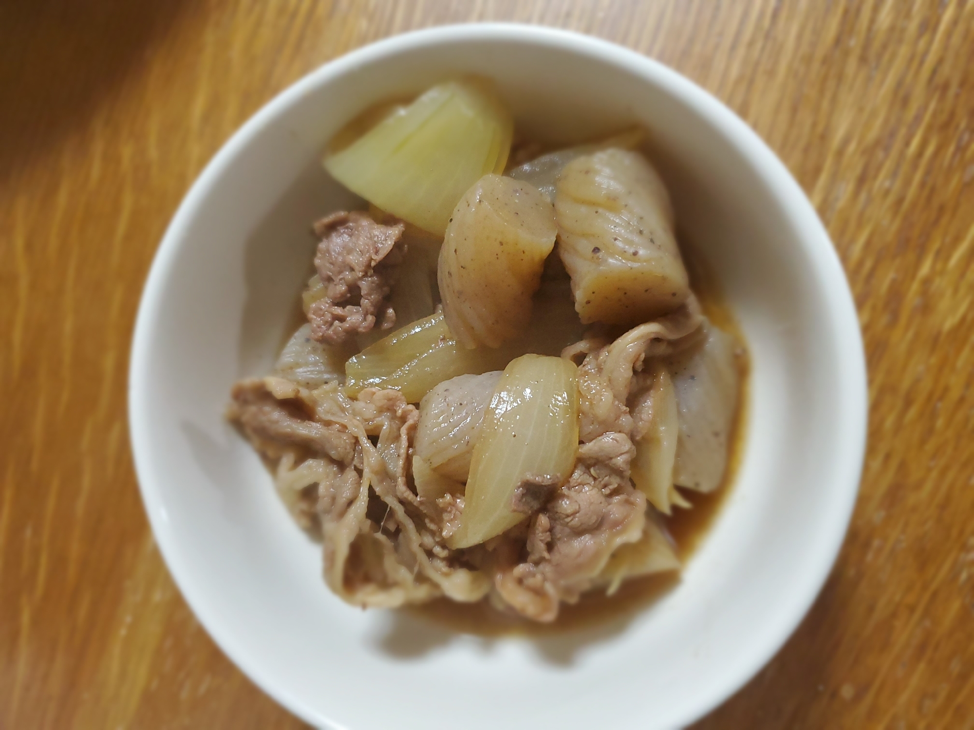 こんにゃくと玉ねぎ、牛肉の煮物