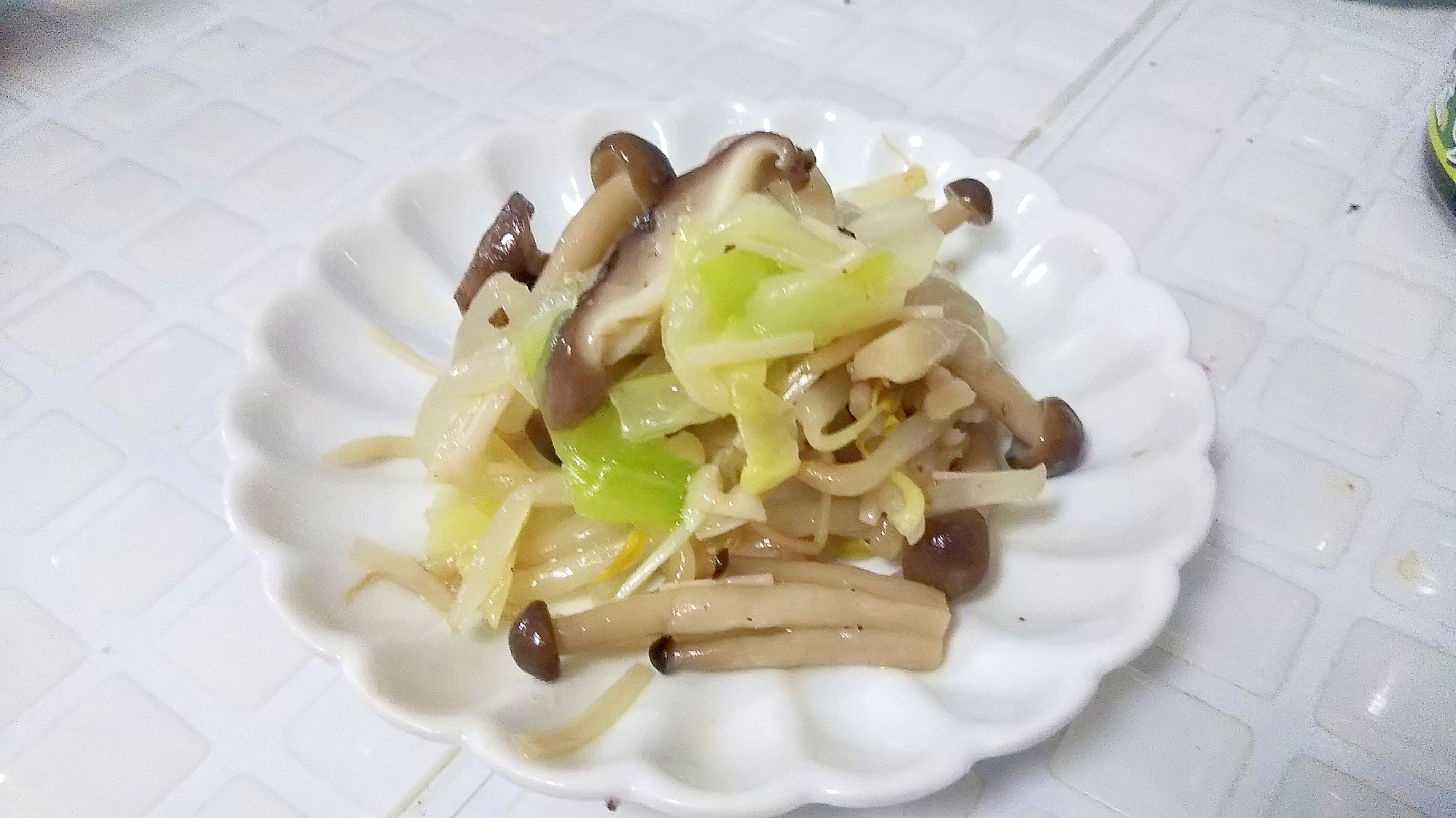 誰でも簡単♪茹でて混ぜるだけ！キノコと野菜のナムル