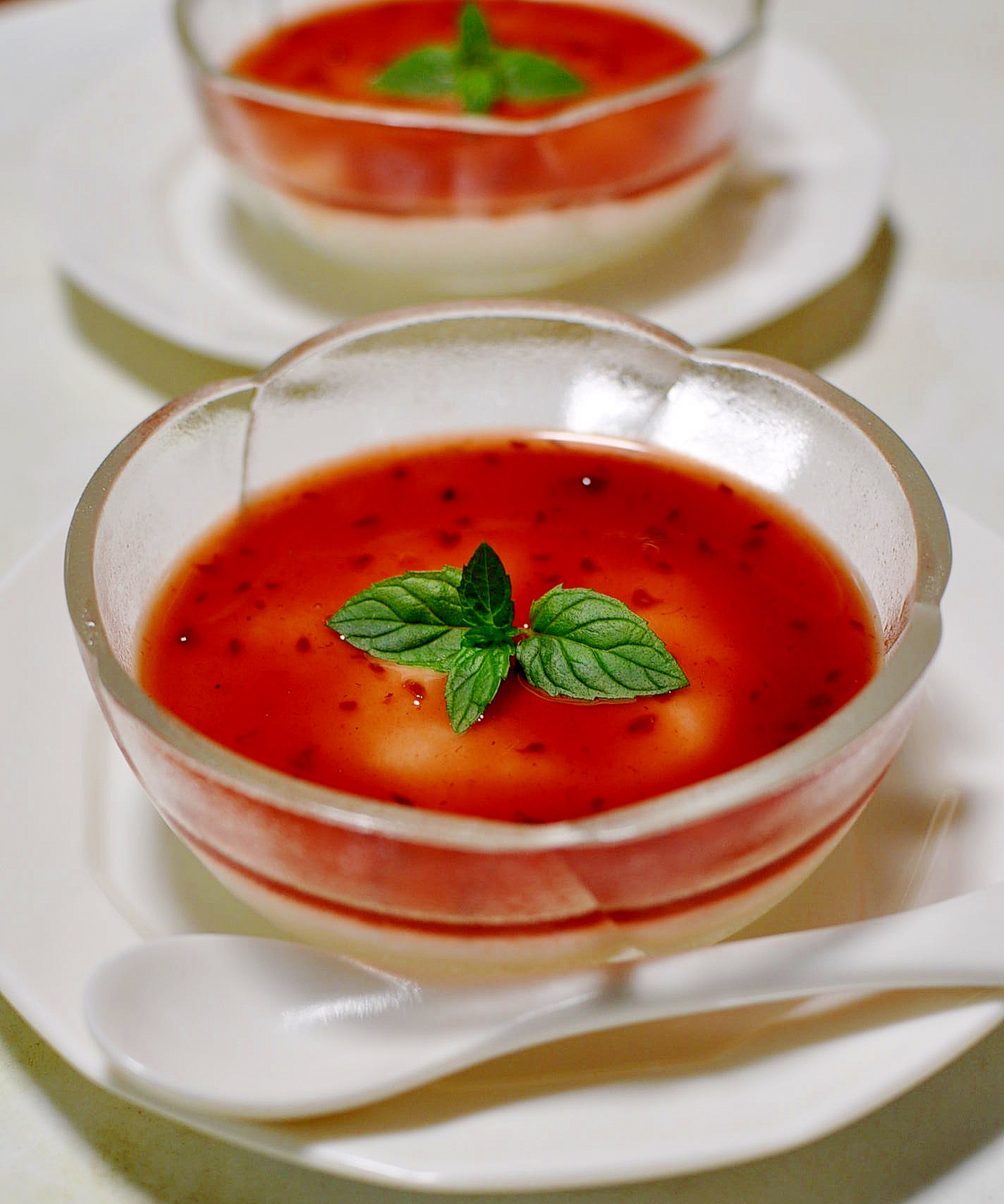 ガラスの器に盛り付けたヨーグルト簡単・ラズベリーソース