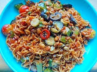 美味辛麺、辛ラーメン袋麺「焼きそば」野菜＆納豆追加