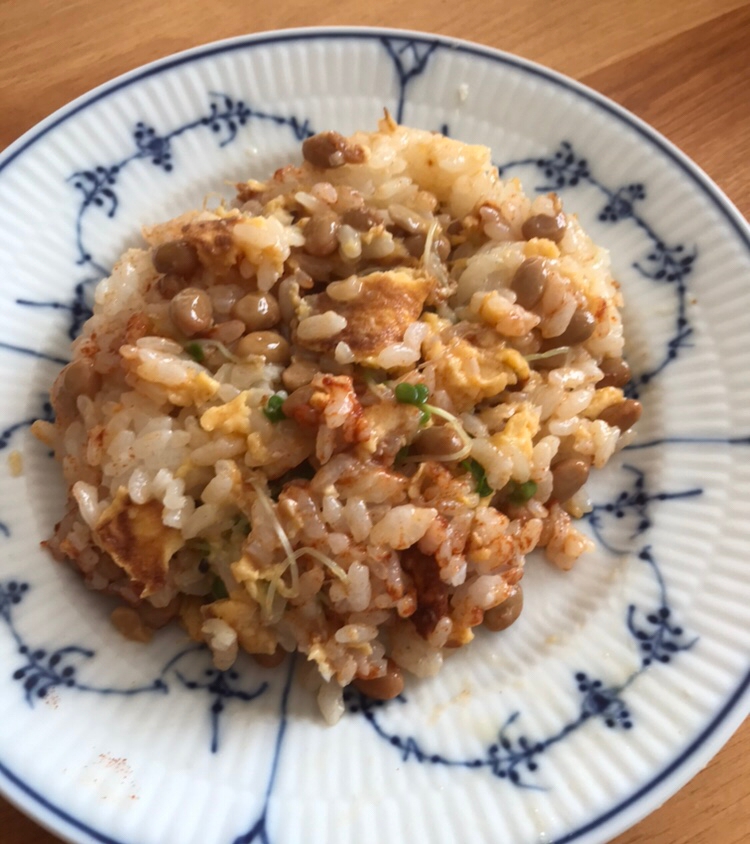 パプリカパウダーとスプラウトの納豆チャーハン