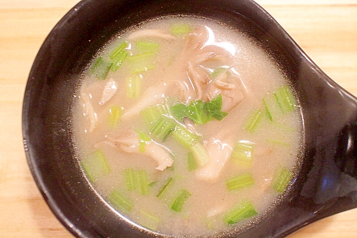 小松菜と舞茸の炒めて時短のお味噌汁