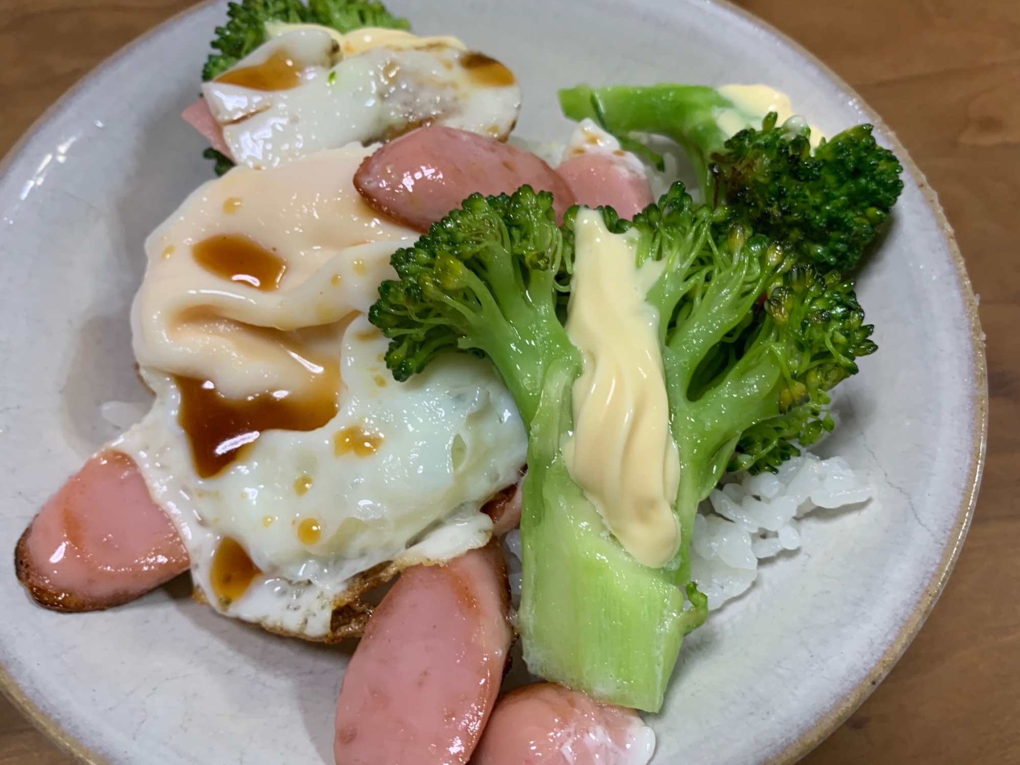 フィッシュソーセージとブロッコリーの目玉焼き丼