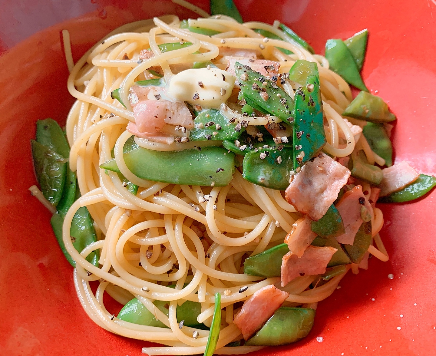 絹さやとベーコンのにんにく醤油パスタ