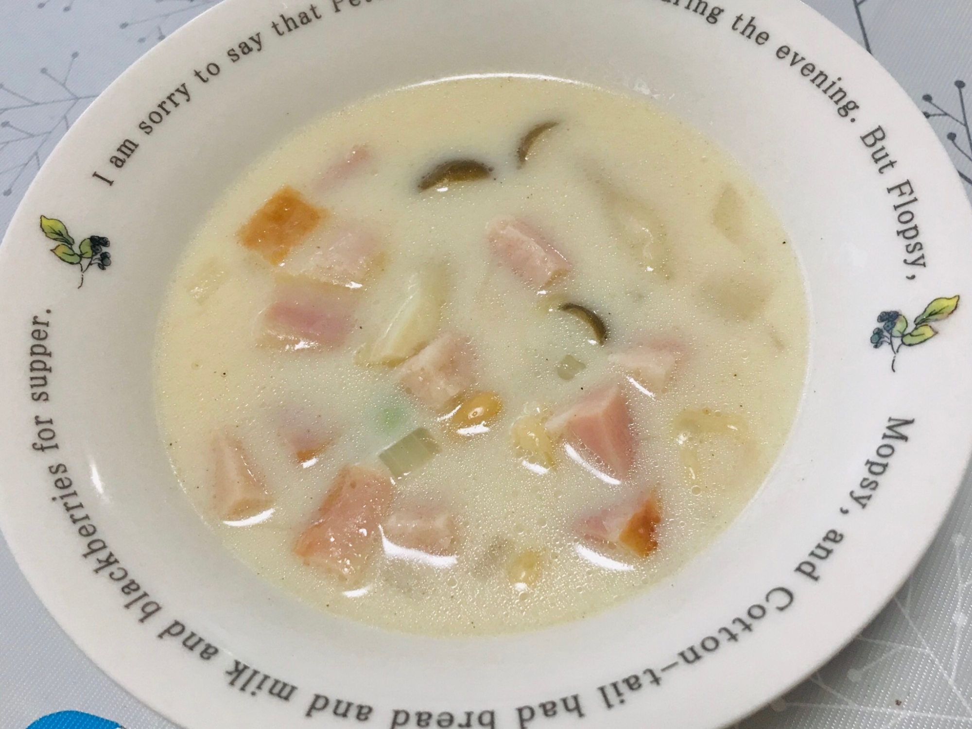 ベーコンと大豆の牛乳味噌スープ