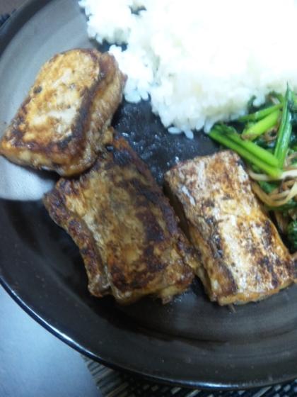 旦那がたくさん太刀魚を釣ってくれたので作ってみました♪とっても淡白な魚なので、普通のムニエルより醤油足した方がいけますね☆
