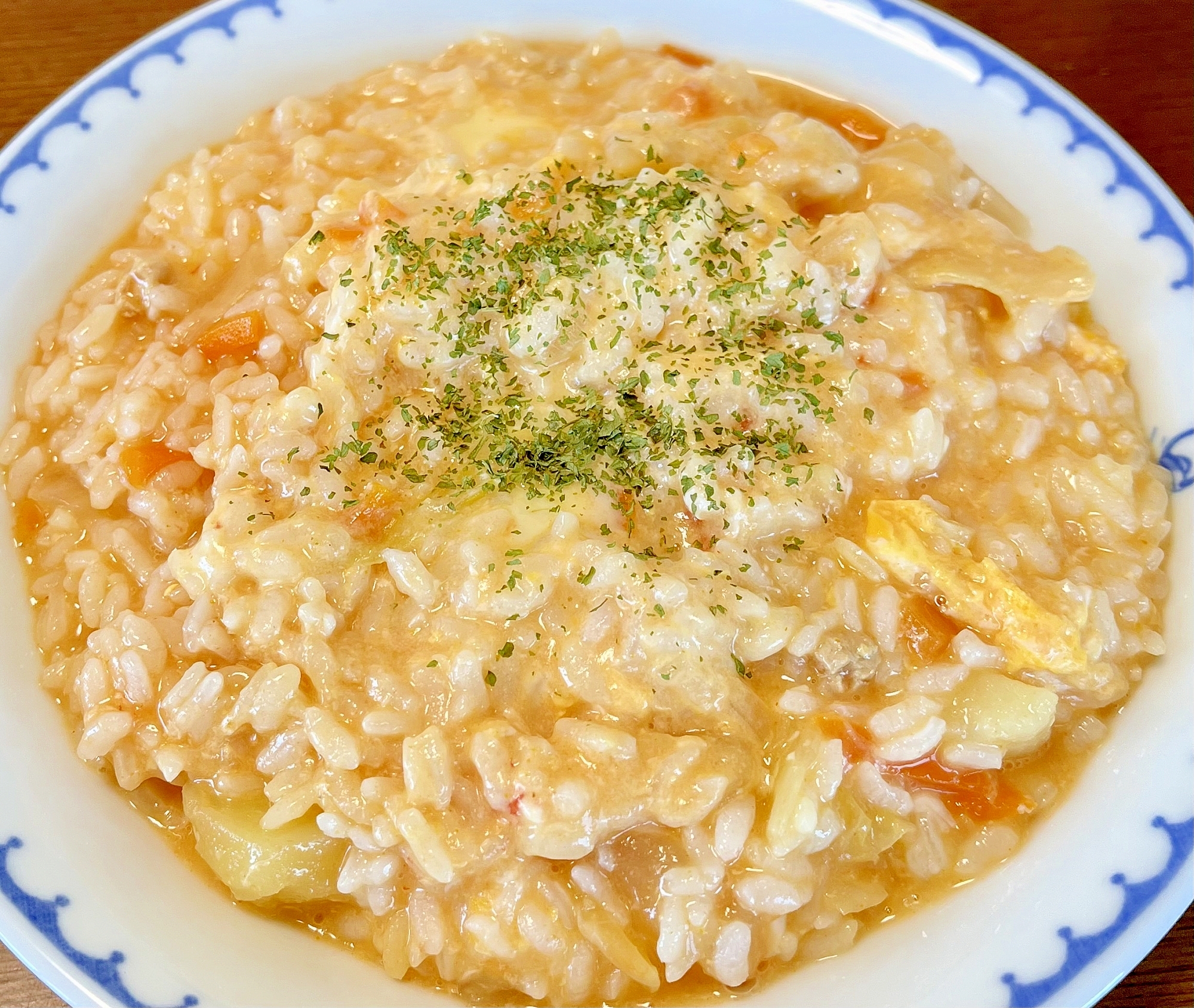 洋食器に盛り付けたミネストローネのカレーリゾット