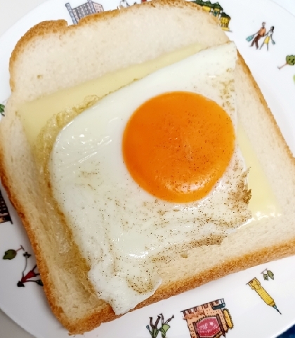 目玉焼き×チーズのトーストෆ˚*