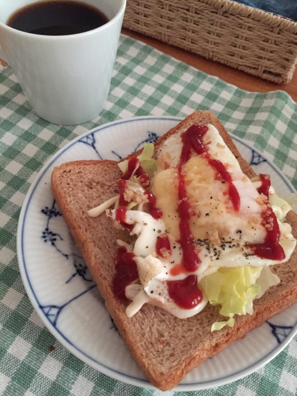 目玉焼きとキヌアのっけのトースト