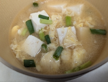 豆腐と卵とニラの味噌汁