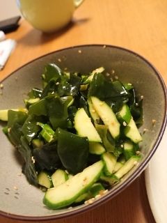 居酒屋メニュー♪きゅうりとわかめの韓国風サラダ