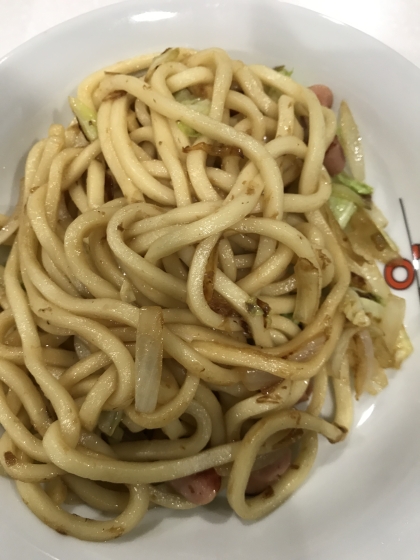 キャベツと玉ねぎとウインナーの焼きうどん