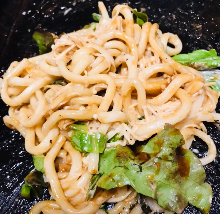 えのきとはごろも煮、サニーレタスの焼うどん