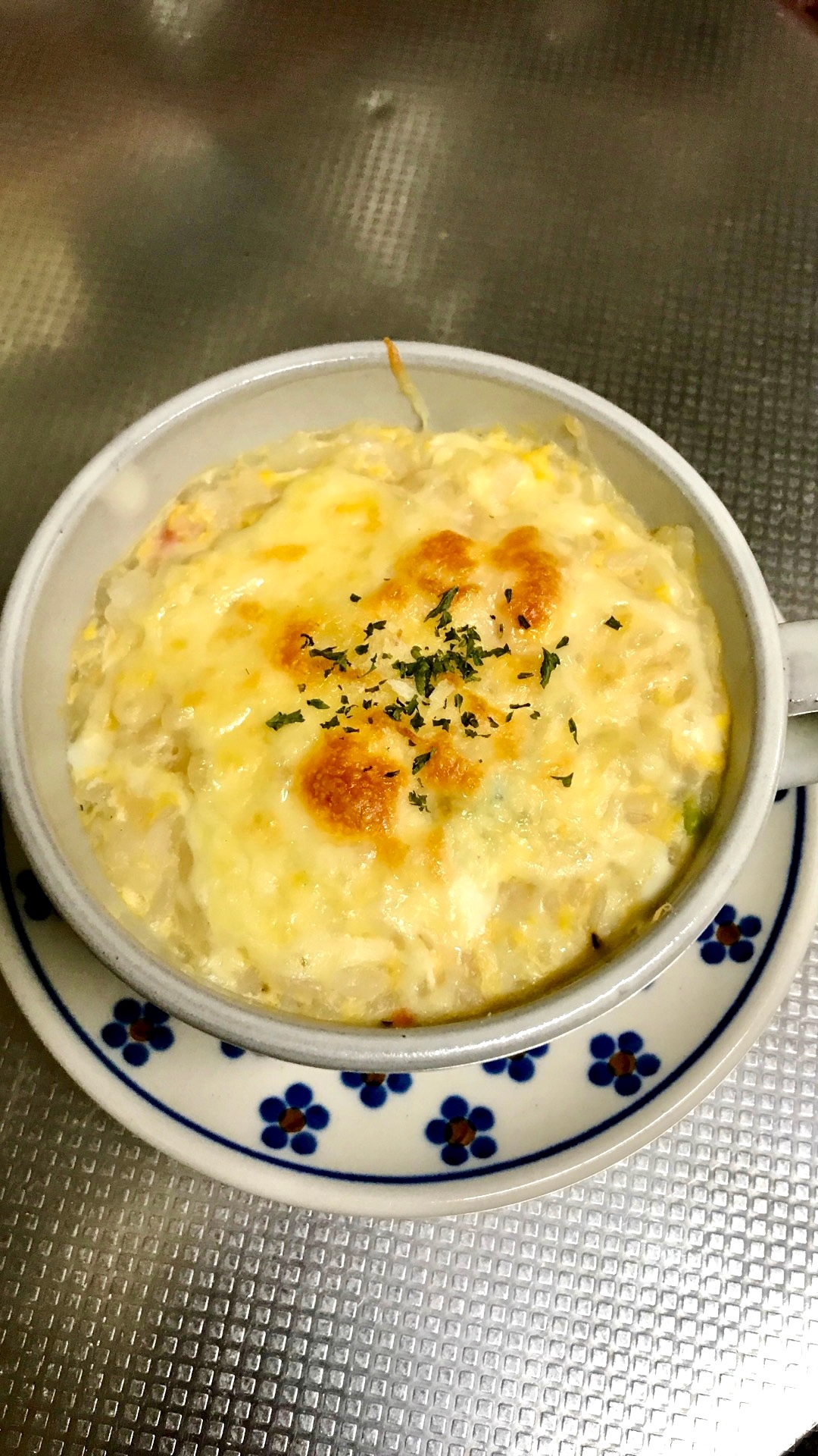 チーズがかかった白湯スープのリゾット風