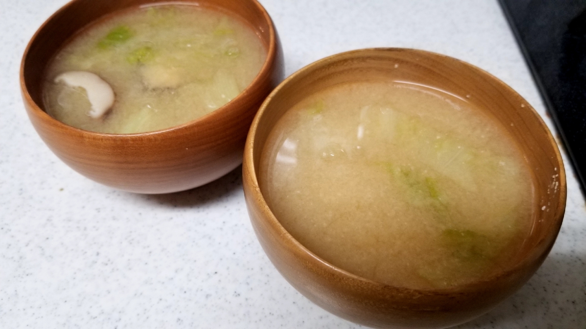 レタスと椎茸の生姜味噌汁
