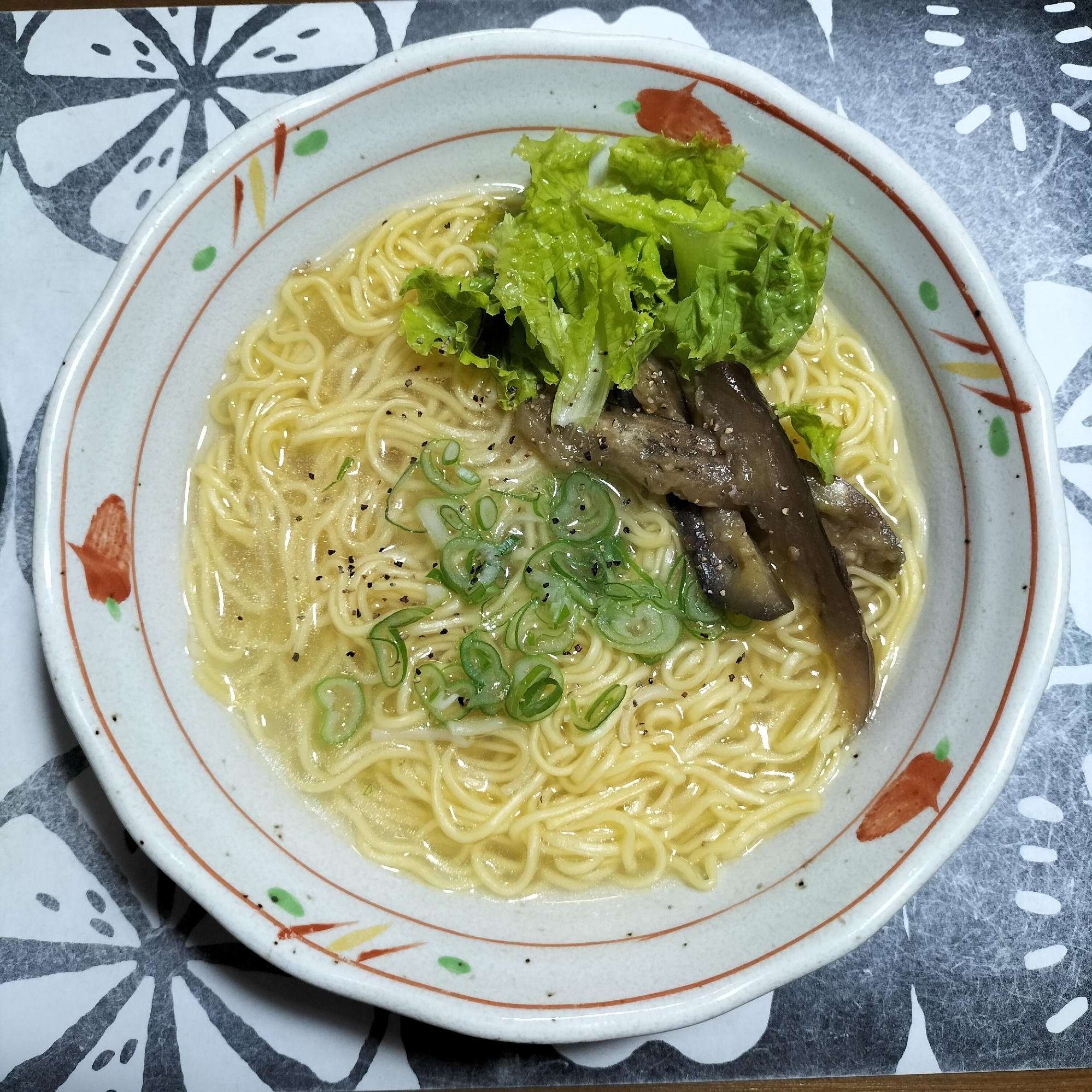 なすとレタスの葱塩ラーメン