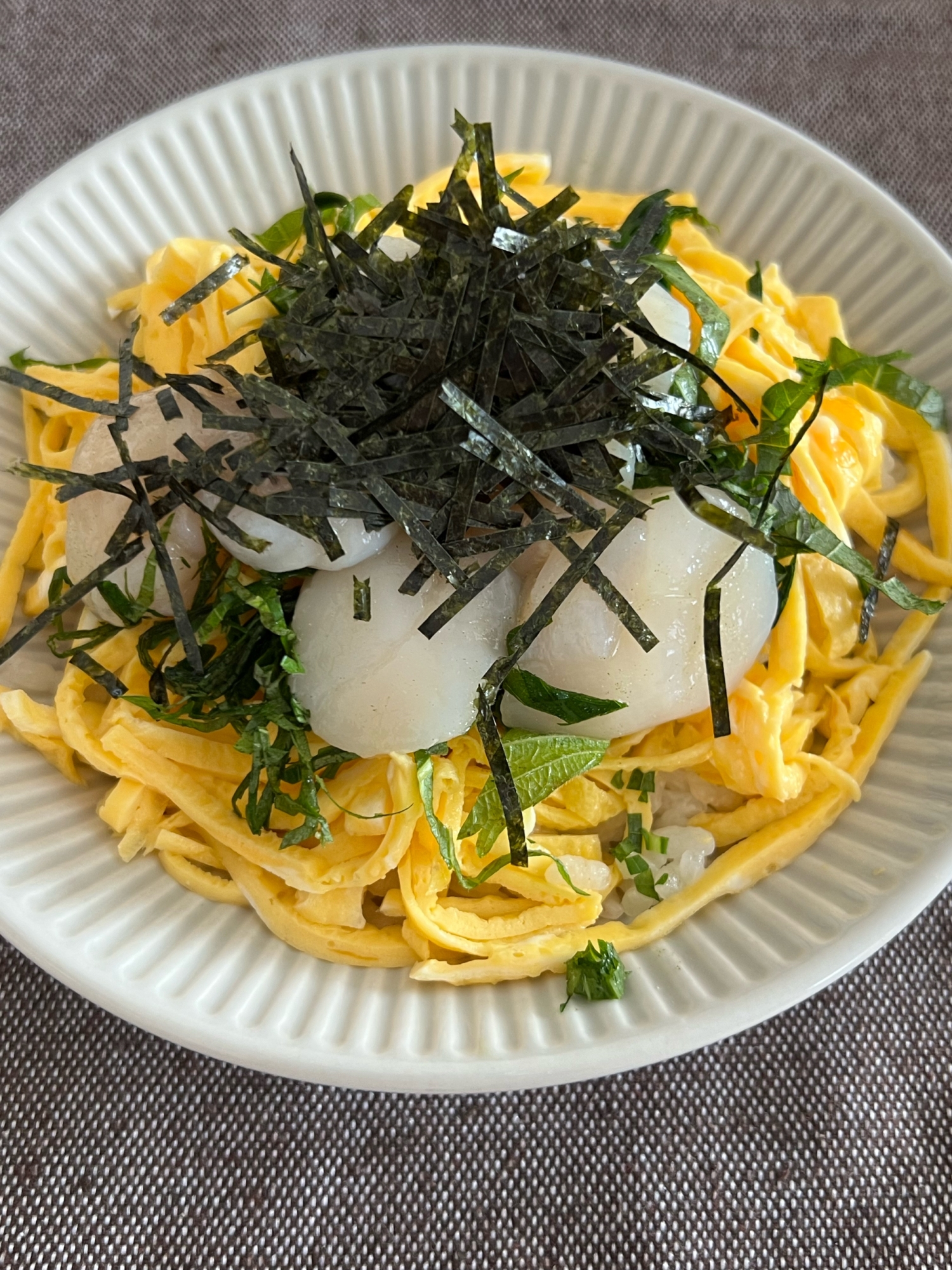 薄焼き卵とホタテ貝柱のちらし寿司