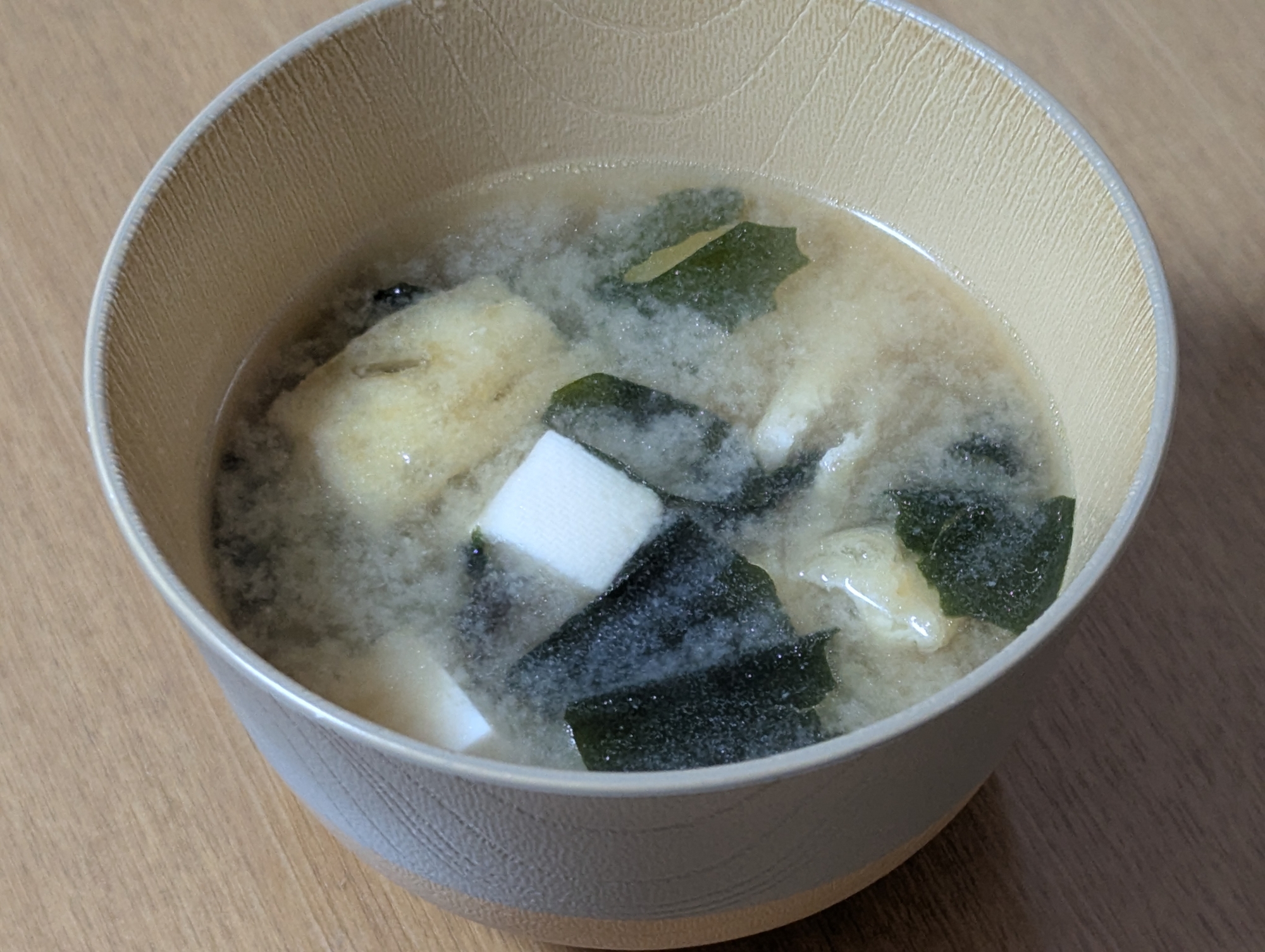 とうふ、油揚げ、わかめのお味噌汁