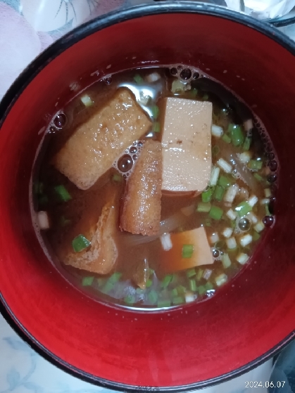 里芋と豆腐と油揚げねぎの味噌汁