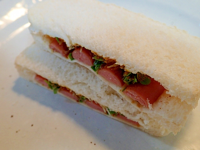 サンスイート・ウインナーとスプラウトのサンドイッチ