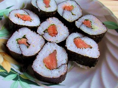 サーモンと海苔が残っていたのでシメシメ巻き寿司にしました（u u）　寿司めしを作って巻き巻きｗ　とっても美味しかったです＾＾*