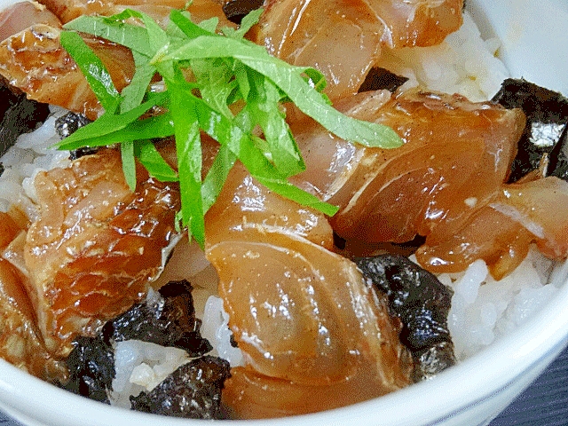 皮目は霜降りに☆ 「真鯛のヅケ丼」