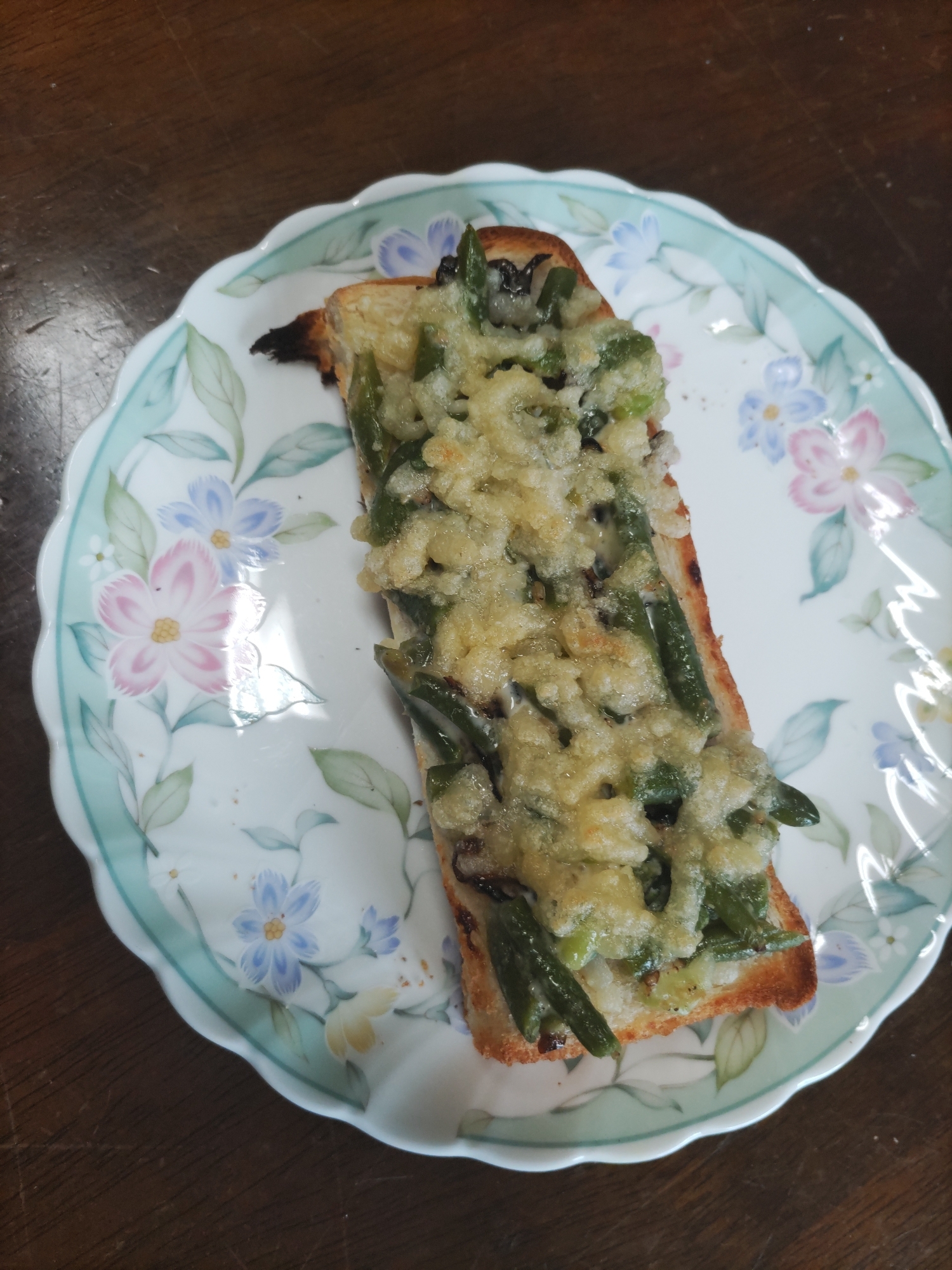 インゲンごま和えと塩こんぶマヨ和えのチーズトースト